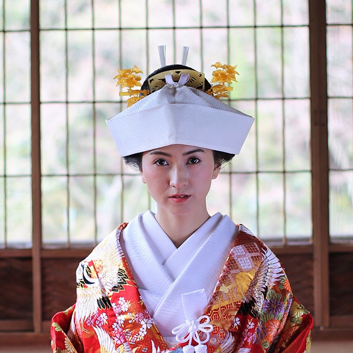 衣装決めに合わせて検討したい 角隠しと綿帽子