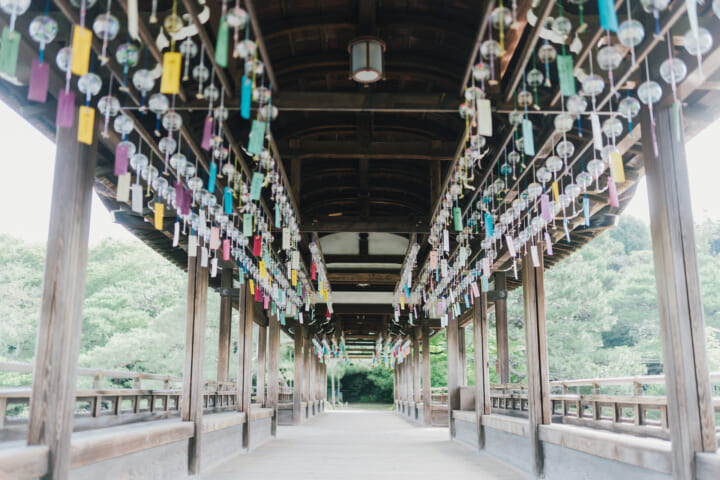 風鈴が揺れる美しい平安神宮の神苑
