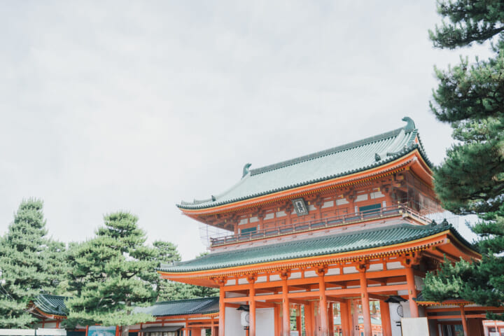 映画の舞台のような平安神宮の外観