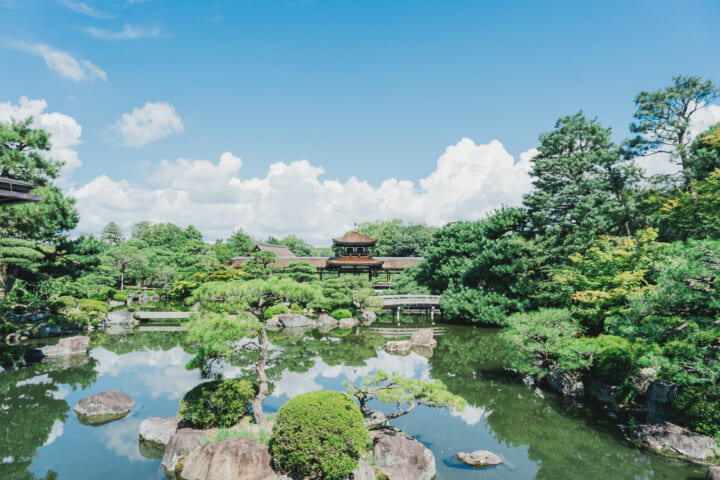 四季の移ろいを感じる緑と青空が美しい平安神宮神苑