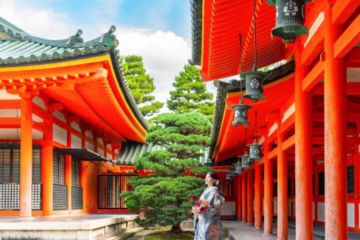 美しい朱赤の神社での結婚式