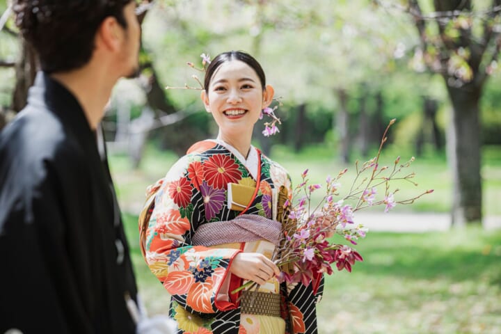 引き振袖と黒紋付き羽織袴の新郎新婦